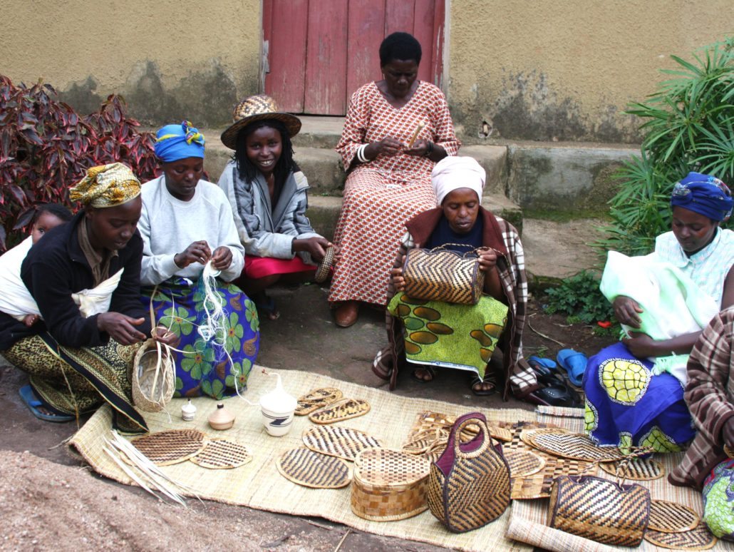 Adorno de bola tejida a rayas amarillas y blancas naturales